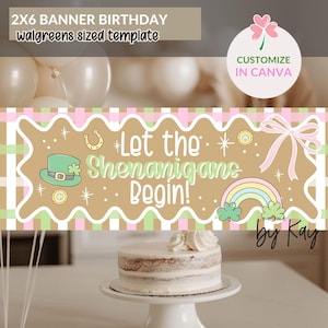 Puede incluir: Bandera de cumpleaños con la frase "Let the Shenanigans Begin!" en una fuente caprichosa, con un sombrero de duende, una herradura, un arcoíris y tréboles. La bandera tiene un fondo marrón con acentos rosas y verdes. La bandera es de tamaño 2x6.