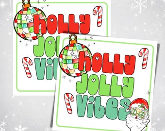 Könnte beinhalten: Zwei 7,6 x 7,6 cm große Geschenkanhänger mit Weihnachtsmotiv. Die Anhänger zeigen einen roten und grünen Zuckerstock, einen roten und grünen Weihnachtsbaumschmuck und den Text "Holly Jolly Vibes".