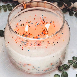 Sprinkle Birthday Cake Candle, Handmade Soy Blend Wax, Dessert Scented bild 2