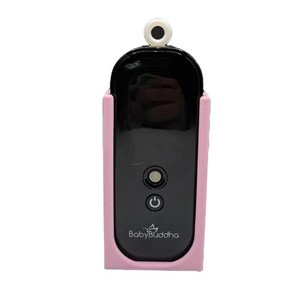 K&ouml;nnte beinhalten: Ein schwarzer und rosa Babyphone mit dem Text "Baby Buddha" auf der Vorderseite. Der Monitor hat einen schwarzen Bildschirm und einen Ein-/Ausschalter. Der Monitor ist in einem rosa Schutzgeh&auml;use untergebracht und hat eine kleine wei&szlig;e und schwarze Kamera oben.