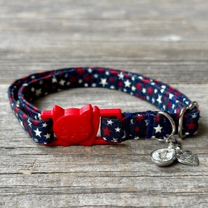 Peut inclure: Un collier pour chat bleu et rouge avec des étoiles blanches, une boucle rouge en forme de chat et un charme argenté avec un cristal et un cœur qui dit "plus d'amour".