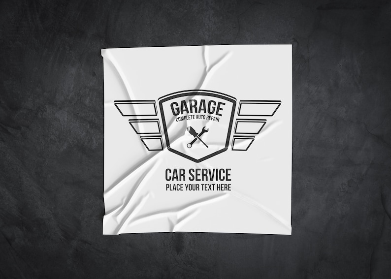 Puede incluir: Un p&oacute;ster blanco arrugado con un logotipo en blanco y negro para un taller de reparaci&oacute;n de autom&oacute;viles. El logotipo presenta un escudo con el texto "Garage Complete Auto Repair" y una llave inglesa y un destornillador cruzados en su interior. Debajo del escudo hay alas y el texto "Car Service Place Your Text Here."