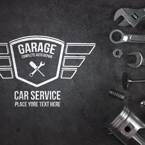 Puede incluir: Un logotipo en blanco y negro para un garaje con el texto "Garage Complete Auto Repair" y "Car Service Place Yore Text Here". El logotipo est&aacute; rodeado de herramientas y piezas de autom&oacute;vil sobre un fondo negro.