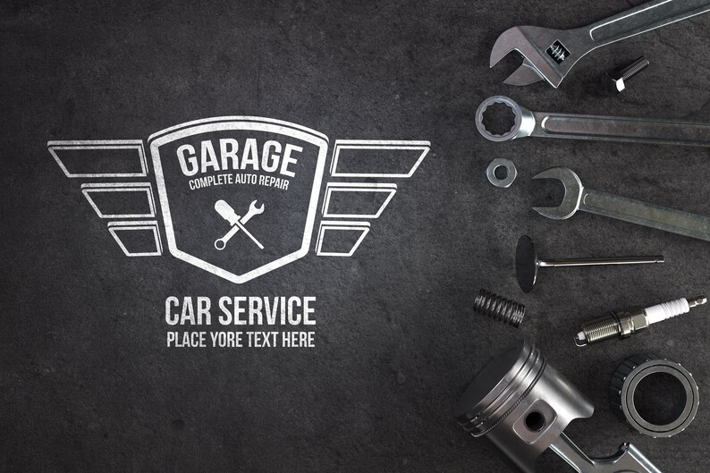Puede incluir: Un logotipo en blanco y negro para un garaje con el texto "Garage Complete Auto Repair" y "Car Service Place Yore Text Here". El logotipo est&aacute; rodeado de herramientas y piezas de autom&oacute;vil sobre un fondo negro.