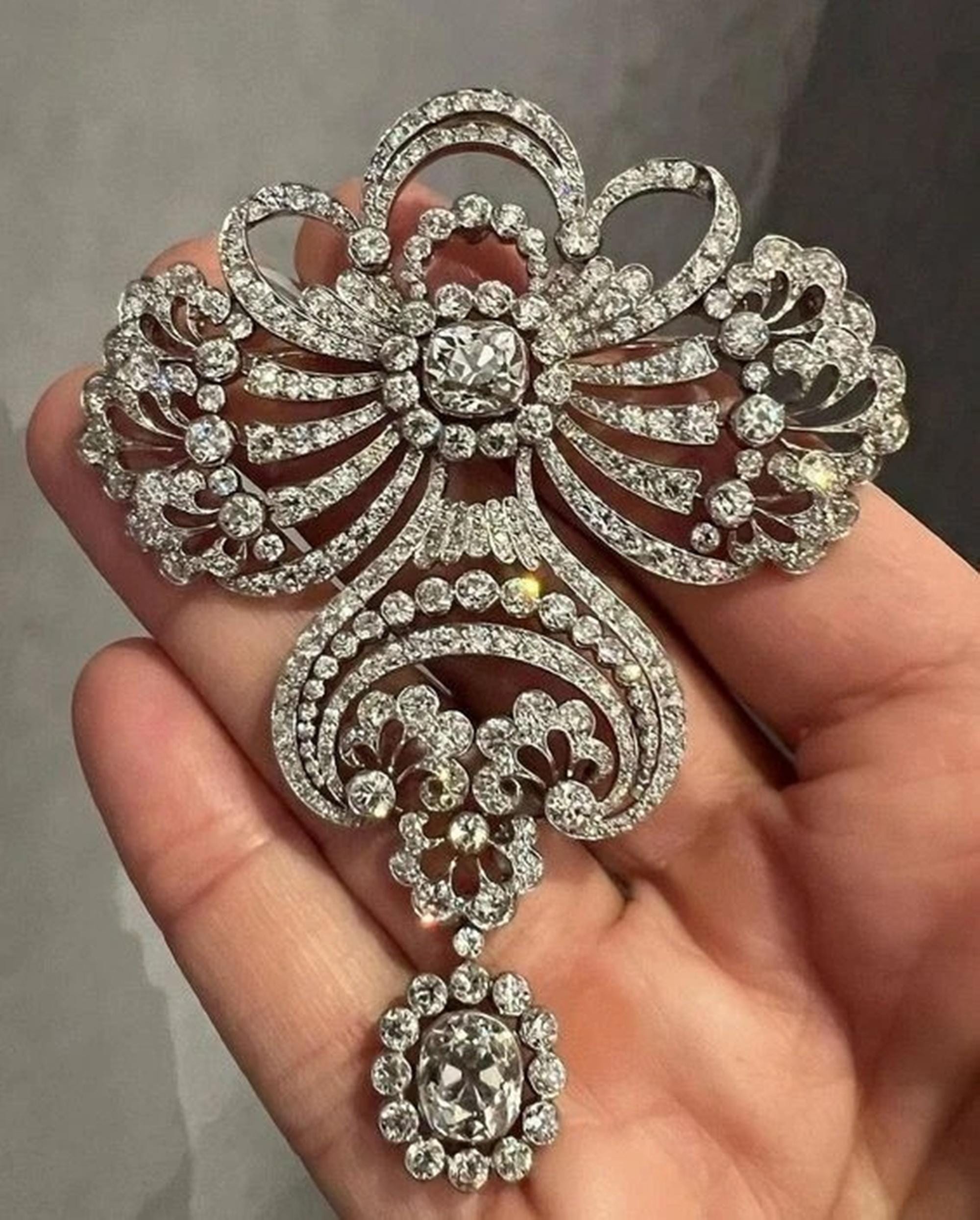 Broche Vintage Style Belle Époque - Fleurs Sculptées, Verre Violet Facetté