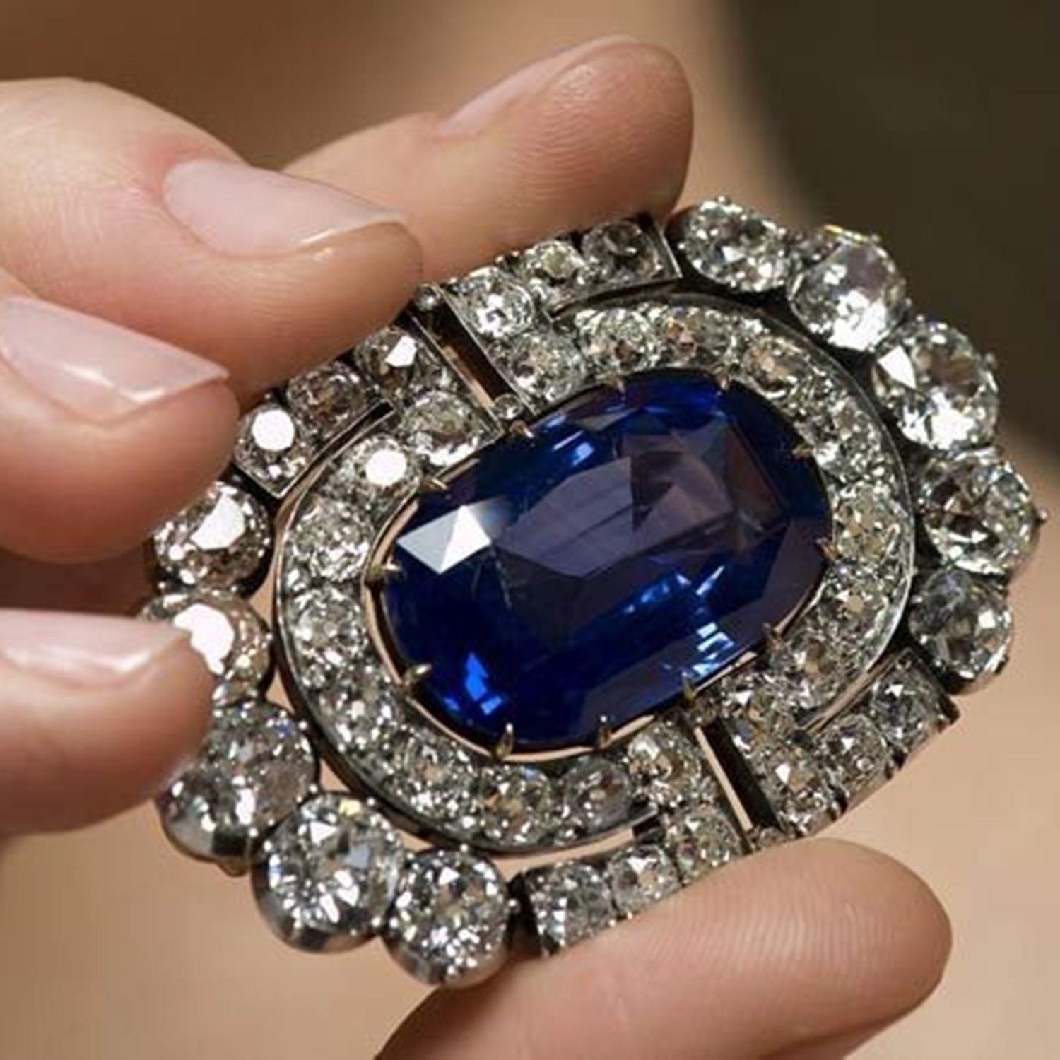 Superbe Broche Vintage Couleur Or Avec Cristaux Et Saphirs Bleus | Bijou Fantaisie Unique Pour Femme, Référence 3099