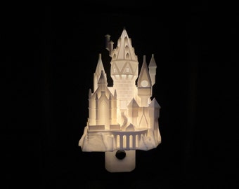 Lámpara nocturna con forma de castillo de mago (enchufable, LED)