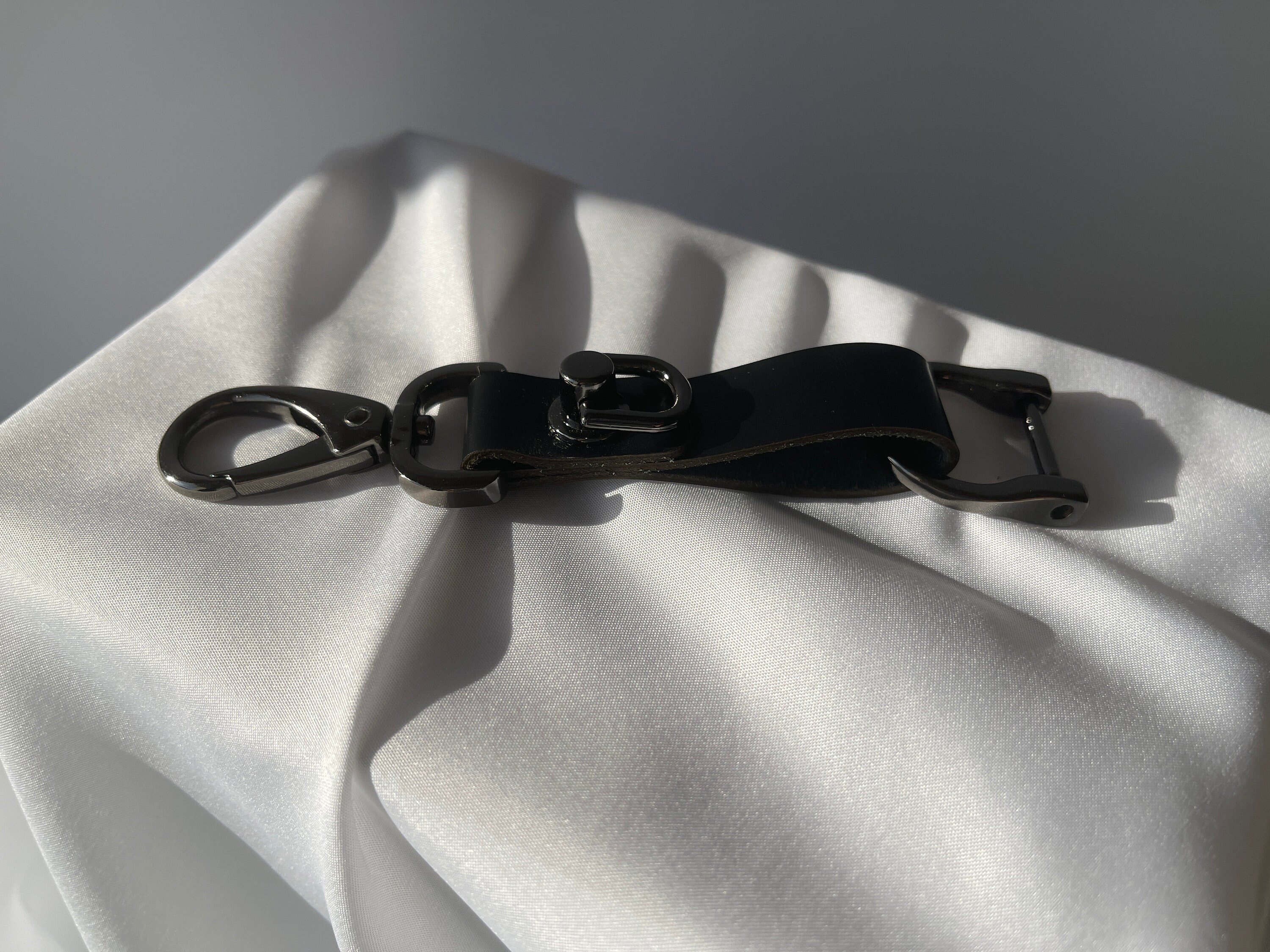 Portachiavi In Pelle Fatto A Mano Con Cinturino E Catena - Argento/Nero, Unisex