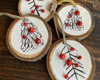 Adornos navideños rústicos de madera: árbol pintado a mano con campanillas rojas, juego de 4