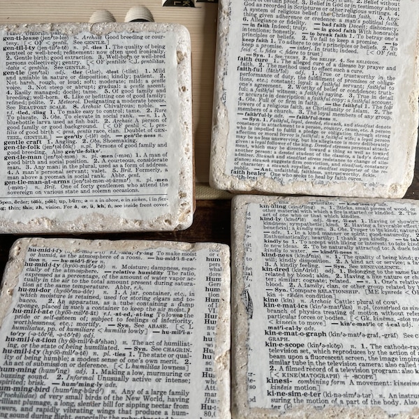 Dessous de verre mot livre ancien, humilité, fidèle, doux, gentillesse, cadeau inspirant spirituel, sous-verres en carreaux de pierre faits main, lot de 4, 4 x 4