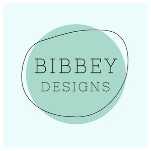 K&ouml;nnte beinhalten: Ein hellgr&uuml;ner Kreis mit schwarzem Umriss, der den Text "BIBBEY DESIGNS" in Schwarz enth&auml;lt.
