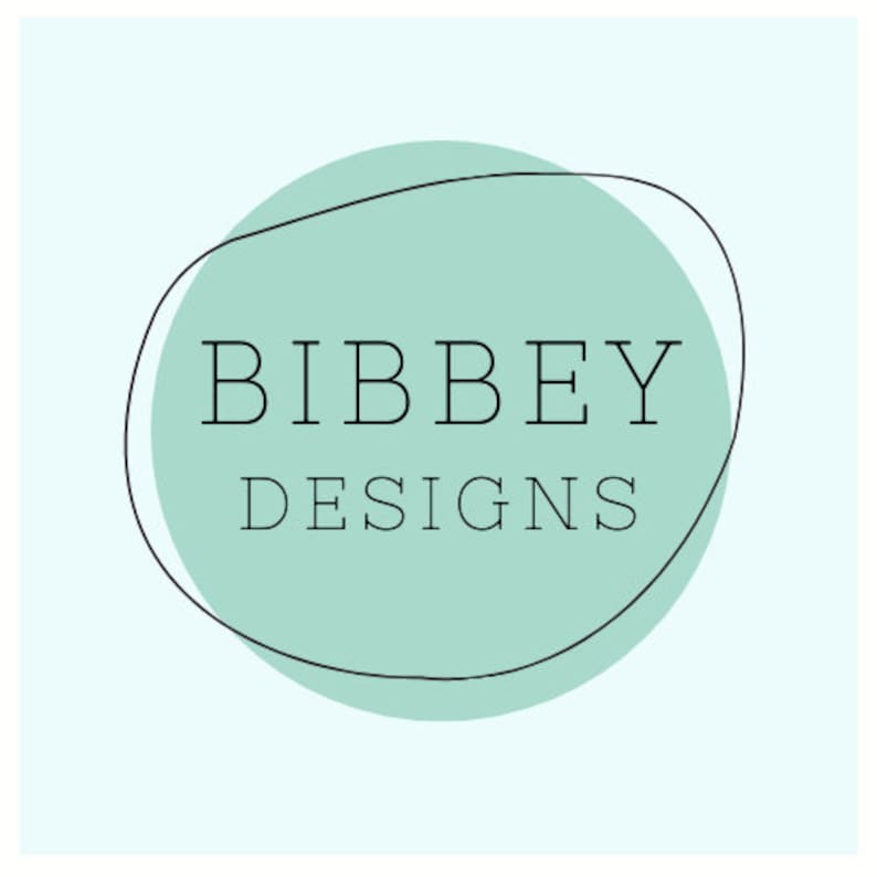 K&ouml;nnte beinhalten: Ein hellgr&uuml;ner Kreis mit schwarzem Umriss, der den Text "BIBBEY DESIGNS" in Schwarz enth&auml;lt.