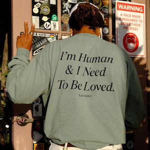 I&#39;m Human & Need To Be Loved Sweatshirt, Sweatshirt, Hoodie, Geschenk für Sie, Geschenk für Ihn, Geschenk, Lustiger Spruch Sweatshirt, Niedliches Sweatshirt