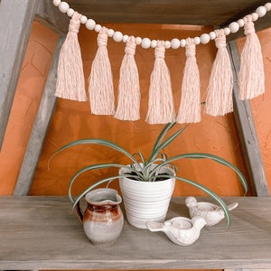 Ghirlanda di nappe in macramè: ghirlanda di perline boho, decorazioni per la cameretta dei bambini