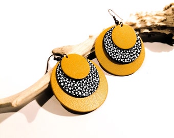 CIRCLE earrings - Leather - Mustard yellow - Cracked - Coppery brass - Layered leather - Defilenvadrouille - women's jewelry - handmade