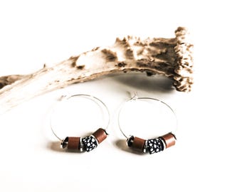 Earrings - Small TIKI Hoops - Leather and Silver-Plated Brass Beads - Coffee - Black and White - Heishi - Defilenvadrouille
