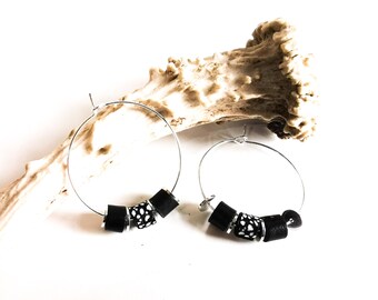 Earrings - Small TIKI Hoops - Leather and Silver-Plated Brass Beads - Black - Black and White - Heishi - Defilenvadrouille