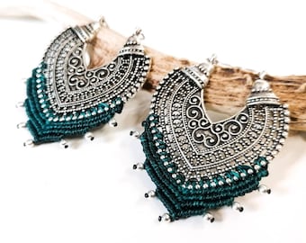 Pair of brass and macramé earrings - oriental - Defilenvadrouille - plugs - spreaders - Alternative jewelry - emerald - silver