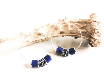Earrings - Small TIKI Hoops - Leather and Silver-Plated Brass Beads - Purple - Black and White - Heishi - Defilenvadrouille