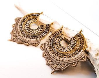 Brass and macramé earrings - mandala - Defilenvadrouille - plugs - spreaders - Alternative ethnic jewelry - vanilla beige - gold