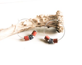 Earrings - Small TIKI Hoops - Leather and Silver-Plated Brass Beads - Terra Cotta - Black and White - Heishi - Defilenvadrouille