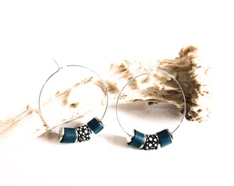 Earrings - Small TIKI Hoops - Leather and Silver-Plated Brass Beads - Duck - Black and White - Heishi - Defilenvadrouille