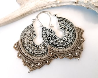 Brass and macramé earrings - mandala - Defilenvadrouille - plugs - spreaders - Alternative jewelry - vanilla beige - Silver