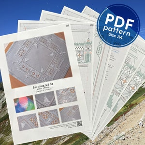 Peut inclure: Un patron PDF pour un motif de broderie de Noël blanc et or appelé "La Piazzetta Buon Natale". Le patron comprend un gros plan du motif fini, un motif quadrillé et des instructions de couture.