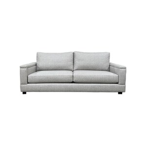 Puede incluir: Un sof&aacute; de tela gris con dos cojines y forma rectangular.
