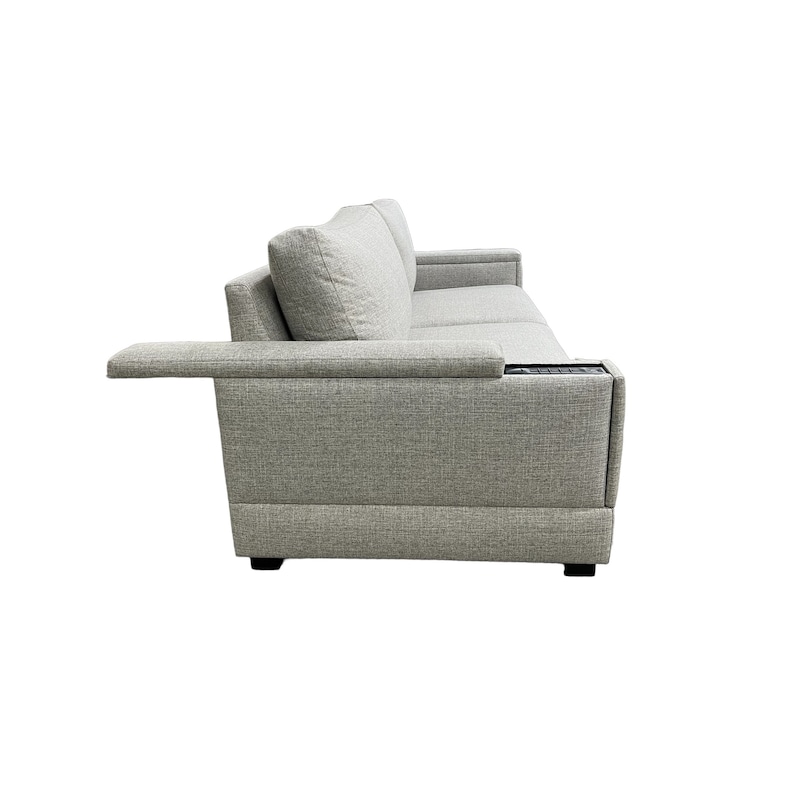 Puede incluir: Un sof&aacute; de tela gris con una mesa auxiliar incorporada y un reposabrazos negro. El sof&aacute; tiene un dise&ntilde;o moderno y es perfecto para una sala de estar o una sala familiar.