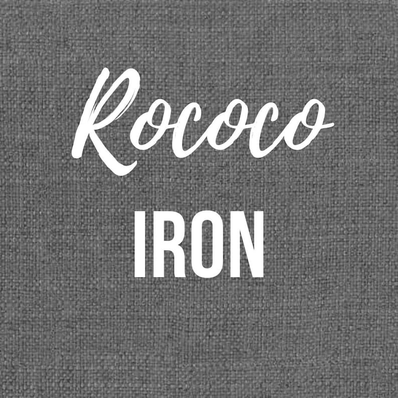 Puede incluir: Texto blanco sobre un fondo gris texturizado que dice "Rococo Iron".