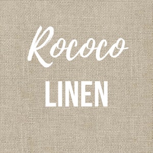 Puede incluir: Texto Rococo Linen impreso sobre un fondo de tela de lino beige.