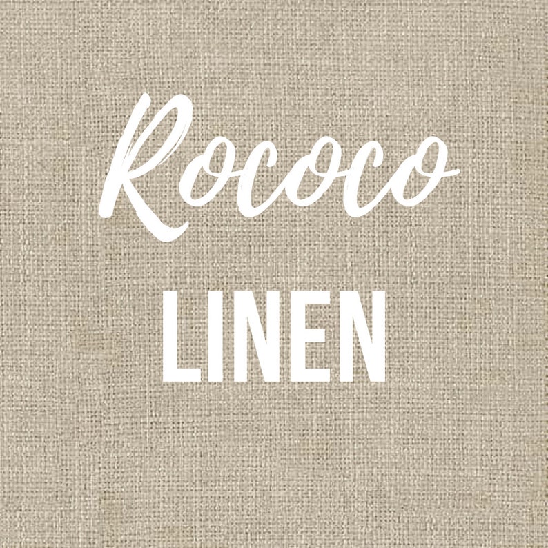 Puede incluir: Texto Rococo Linen impreso sobre un fondo de tela de lino beige.