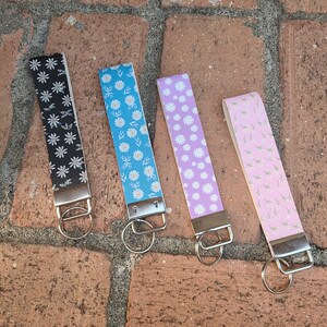 Daisy Print Faux Leather Key Fob Keychain
