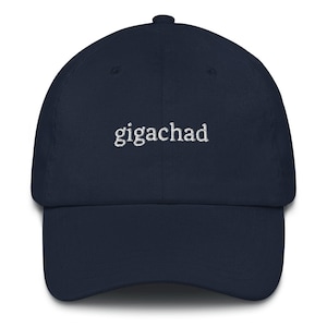 以下が含まれることがあります： 前面に白い刺繍で「gigachad」と書かれたネイビーブルーの野球帽