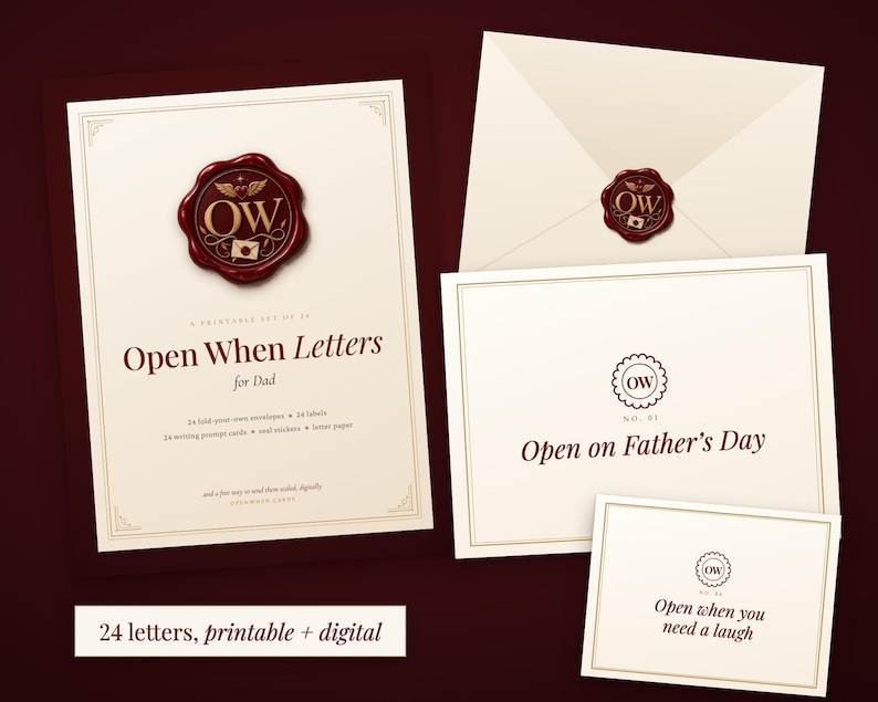 Op de afbeelding: Een printbare set Open When Letters voor papa met cr&egrave;mekleurig briefpapier, donkerrode tekst en accenten. De set bevat enveloppen, labels en kaarten met een waszegelafbeelding met de letters OW en een klein envelopicoontje.