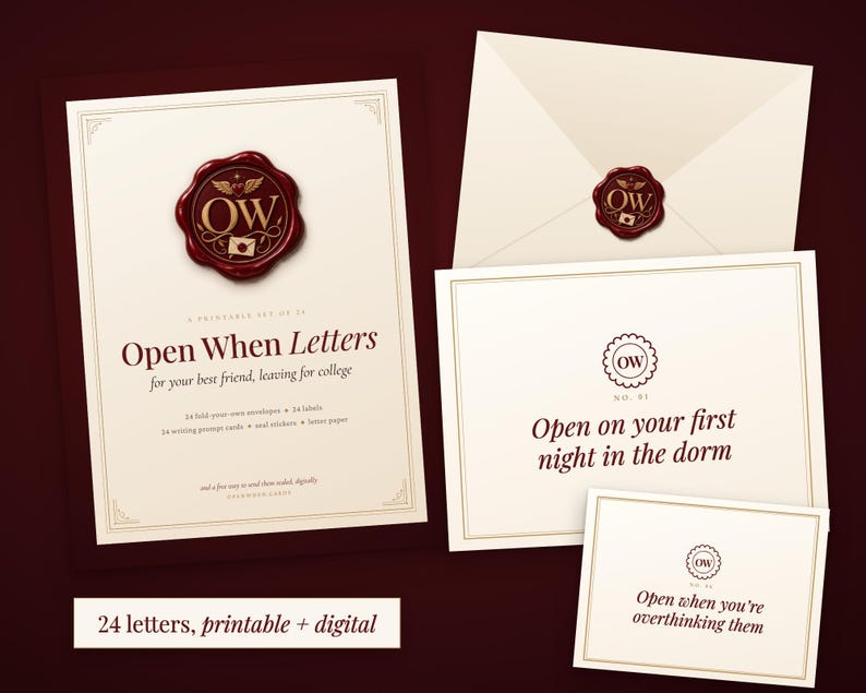 Op de afbeelding: Een printbare set Open When Letters bestaande uit cr&egrave;mekleurig briefpapier met donkerrode tekst en een waszegelafbeelding. De set bevat enveloppen, labels en kaarten met zinnen zoals Open on your first night in the dorm.