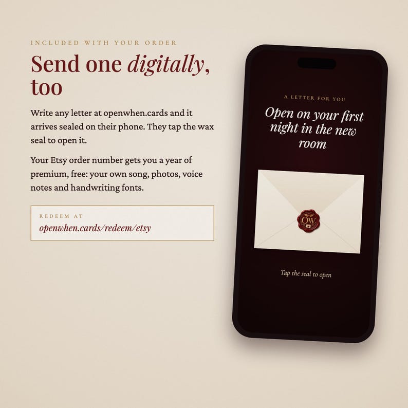 Pu&ograve; includere: Uno smartphone che mostra una lettera digitale con un sigillo di ceralacca, accompagnato da un testo che spiega un servizio di biglietti digitali. Lo schermo mostra il testo A LETTER FOR YOU, Open on your first night in the new room e Tap the seal to open.