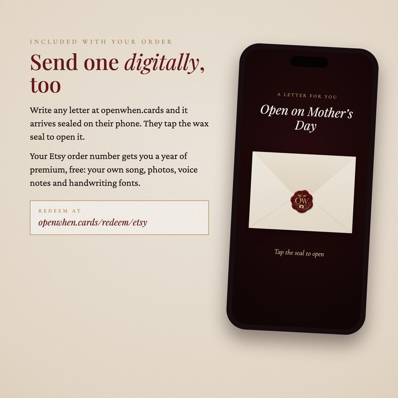 Pu&ograve; includere: Uno smartphone mostra un'interfaccia di lettera digitale con il testo A LETTER FOR YOU, Open on Mother's Day e Tap the seal to open. Una grafica di busta con un sigillo di ceralacca rosso &egrave; centrata sullo schermo. Il testo a sinistra spiega i servizi.