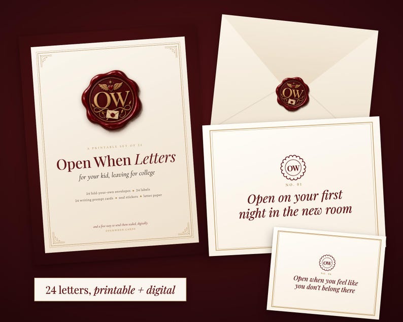Pu&ograve; includere: Un set stampabile di lettere Open When per studenti con carta color crema, testo rosso scuro e un grafico a sigillo di ceralacca. Il set include buste, etichette e cartoncini con frasi come Open on your first night in the new room.