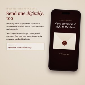 Op de afbeelding: Een smartphone toont een digitale brief met een rood waszegel op het scherm. De tekst op het scherm luidt: A LETTER FOR YOU, Open on your first night in the dorm en Tap the seal to open. Begeleidende tekst legt de digitale briefservice uit.