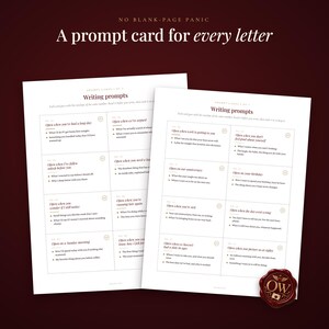 Op de afbeelding: Twee witte vellen papier met schrijfsuggesties in donkerrode tekst. De koptekst luidt NO BLANK-PAGE PANIC en A prompt card for every letter. Elk vel bevat een raster van genummerde suggesties met titels zoals Open when you've had a long day.