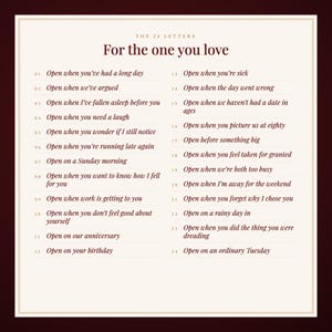 Op de afbeelding: Een witte rechthoekige kaart met donkerrode tekst getiteld The 24 Letters For the one you love. Het bevat 24 genummerde aanwijzingen voor enveloppen, waaronder Open when you've had a long day en Open on an ordinary Tuesday.