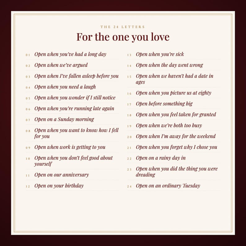 Op de afbeelding: Een witte rechthoekige kaart met donkerrode tekst getiteld The 24 Letters For the one you love. Het bevat 24 genummerde aanwijzingen voor enveloppen, waaronder Open when you've had a long day en Open on an ordinary Tuesday.
