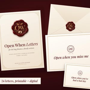 Op de afbeelding: Een set Open When Letters briefpapier met crèmekleurig papier met donkerrode tekst en randen. Het hoofdblad toont een rood waszegel met de letters OW, vleugels en een envelop-icoon. Inclusief enveloppen en kaarten met tekst.