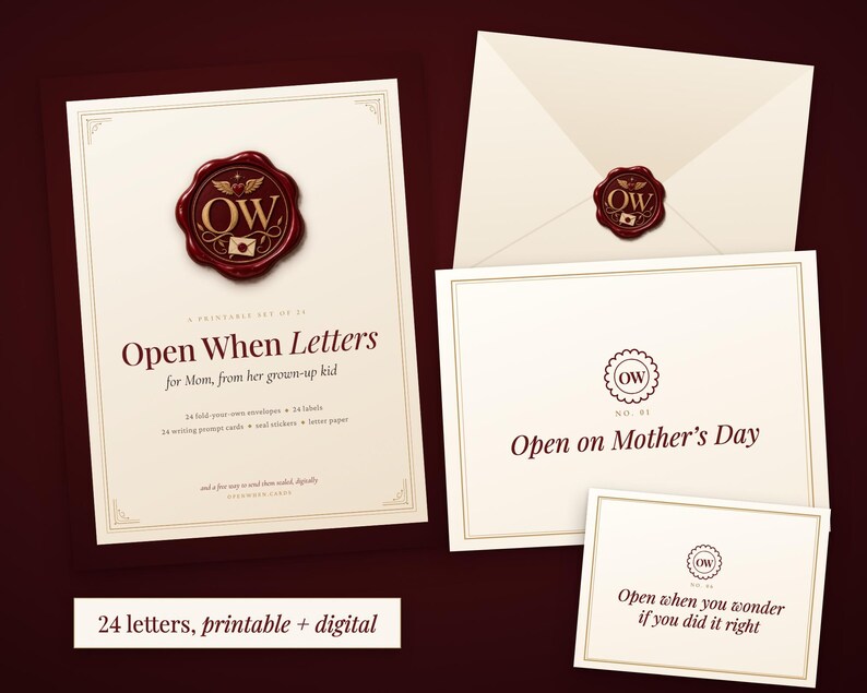 Pu&ograve; includere: Un set stampabile di lettere Open When per la mamma con carta color crema, testo rosso scuro e una grafica con sigillo in ceralacca. Il set include buste, etichette, schede di scrittura e carta da lettere con il testo Open on Mother's Day.