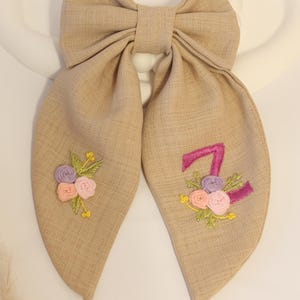 パーソナライズされたカスタムネームヘアボウ ブラック刺繍 カスタマイズ可能なヘアボウ ブライズメイドギフト 女の子用 キッズ ベビー用ヘアボウ