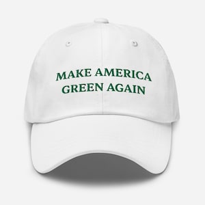 Może przedstawiać: Biała czapka bejsbolówka z zielonym haftem z napisem "Make America Green Again".