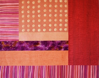 Handgeschilderde zijden quilt: eigentijds rood en oranje vezelkunsttapijt