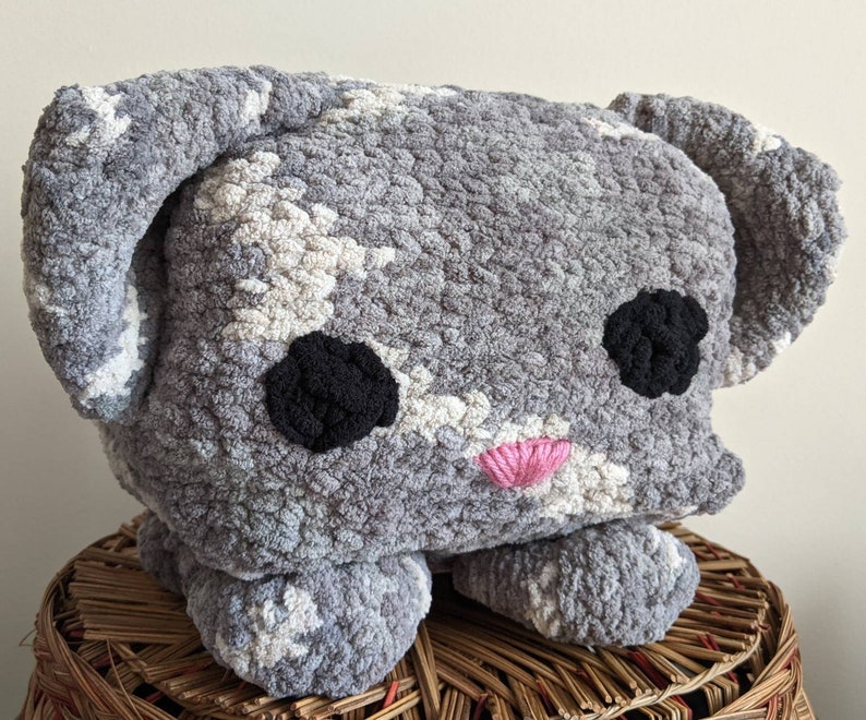 Giant amigurumi cat cube